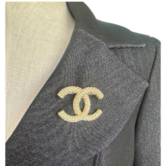 CHANEL Chic Gold and Crystal CC Costume Brooch Autumn 2023 Collection - Picture 1 of 6